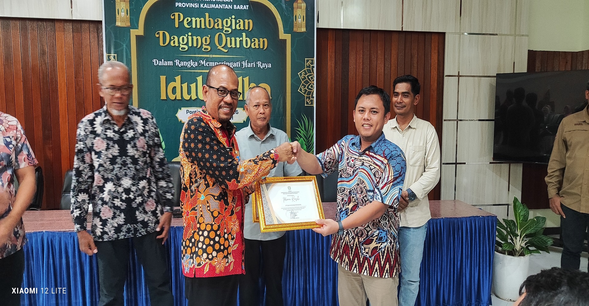 Partisipasi Pemotongan Hewan Kurban di DLHK Kalbar, PT Mayawana Diapresiasi Penghargaan