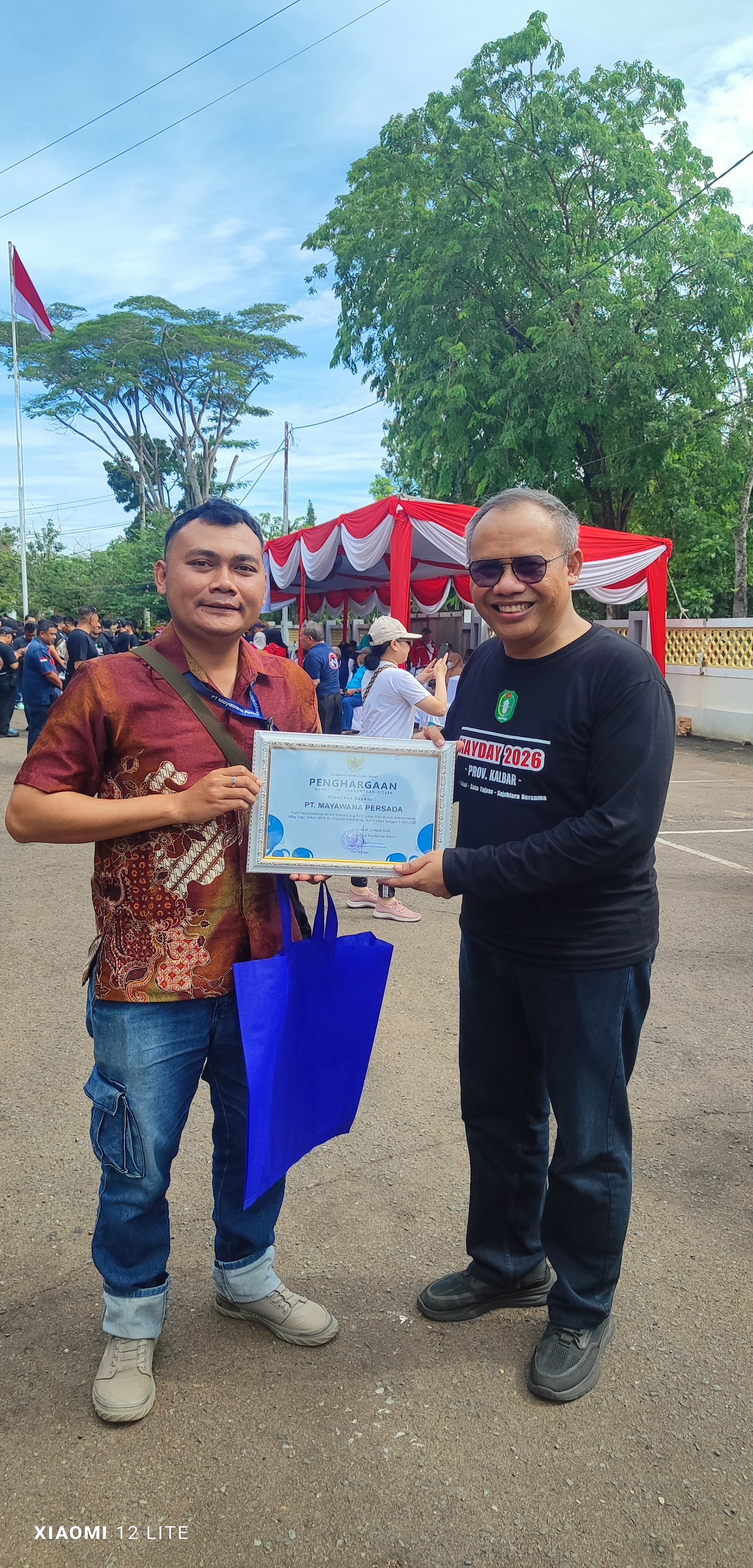 PT Mayawana Persada memperoleh penghargaan dari Pemprov Kalbar atas partisipasinya dalam kegiatan Hari Buruh