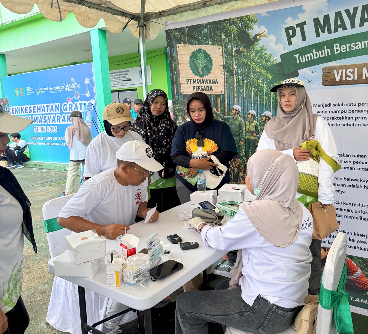 Stand Bazar PT Mayawana ‘Diserbu’ Peserta Jalan Sehat HKTI di Pontianak